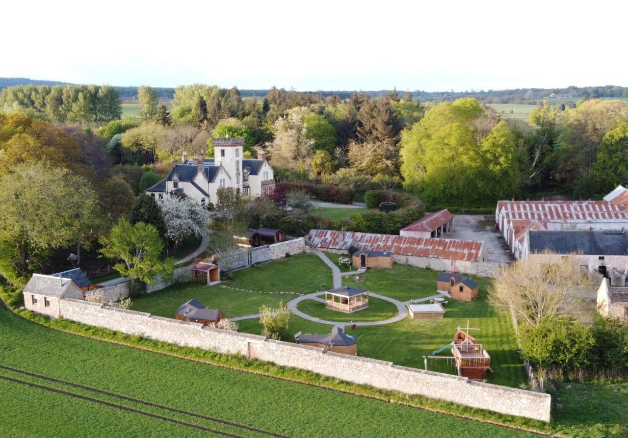 Отель Delny Glamping And Farm Animals Инвергордон Экстерьер фото