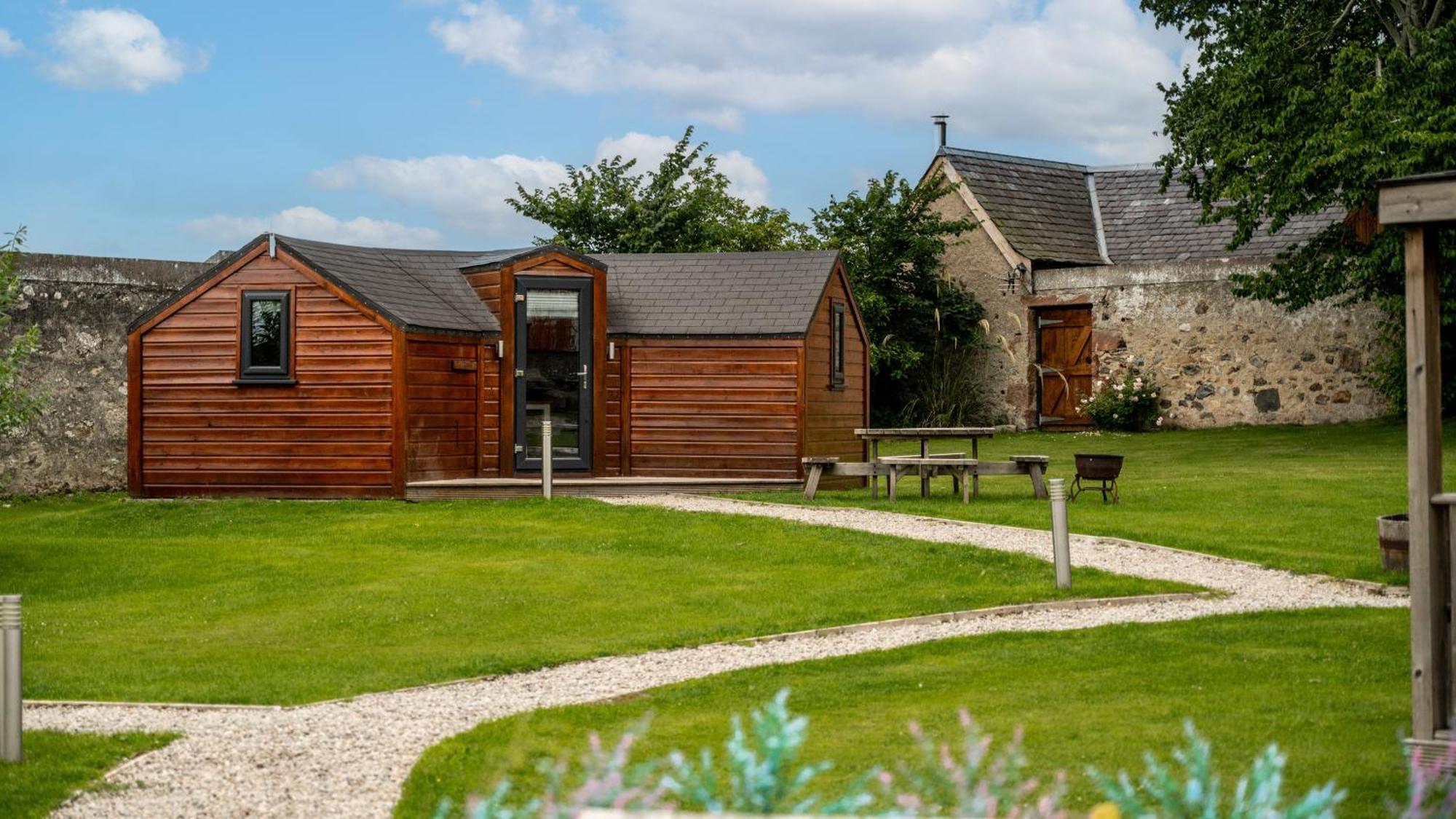 Отель Delny Glamping And Farm Animals Инвергордон Экстерьер фото