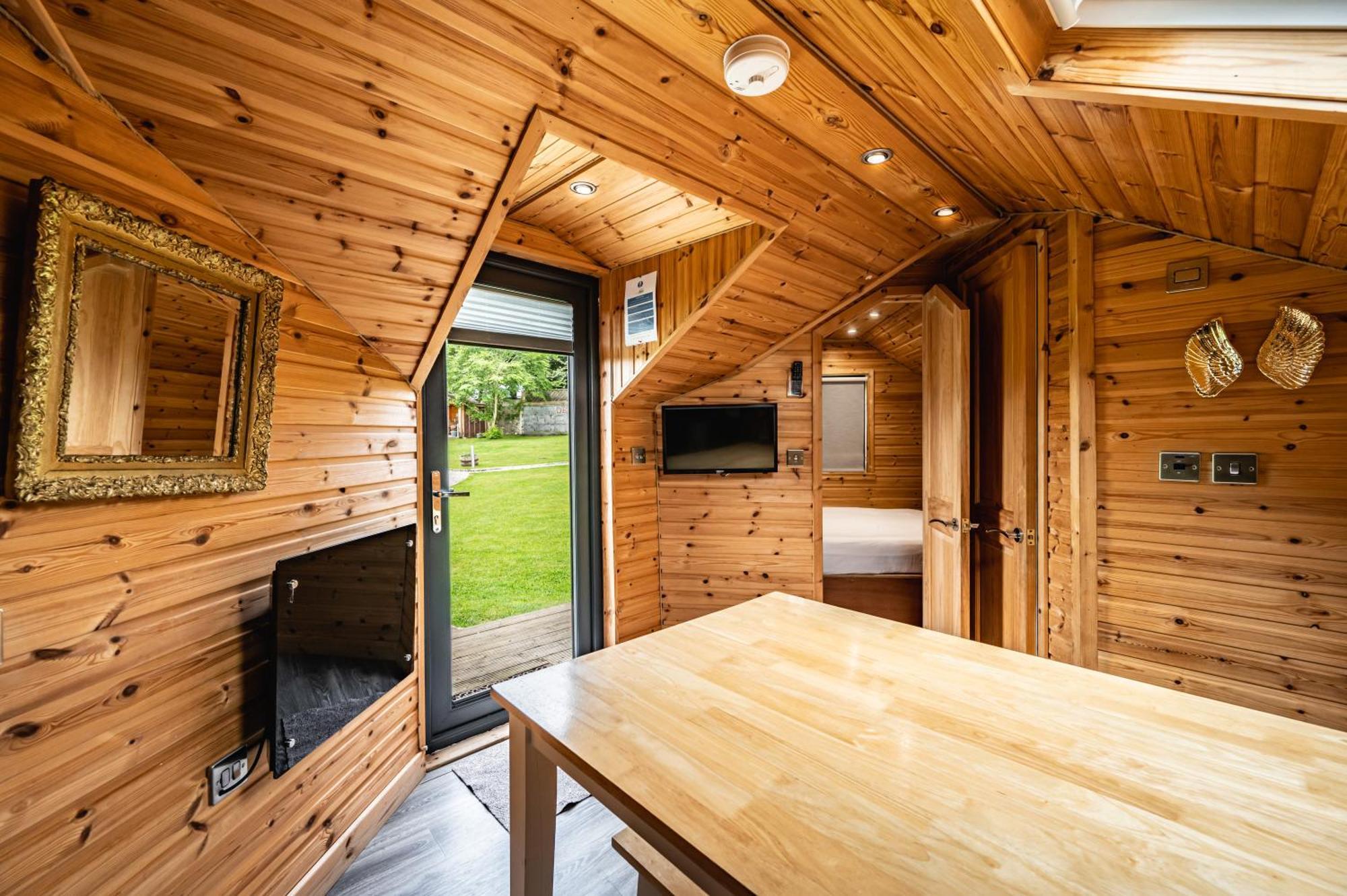 Отель Delny Glamping And Farm Animals Инвергордон Экстерьер фото