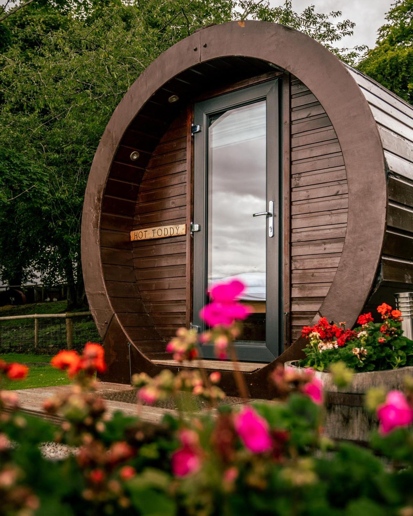 Отель Delny Glamping And Farm Animals Инвергордон Экстерьер фото