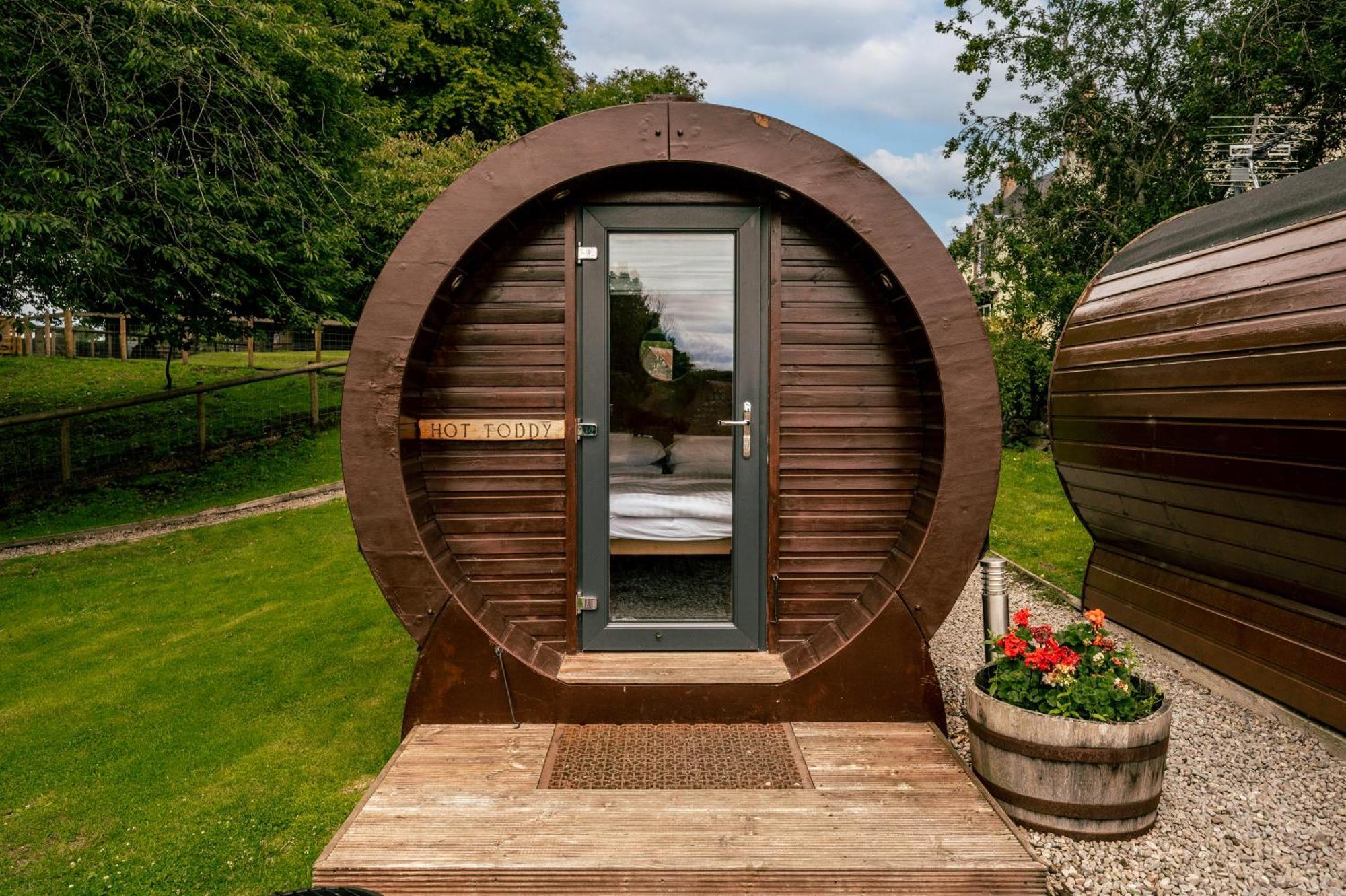 Отель Delny Glamping And Farm Animals Инвергордон Экстерьер фото
