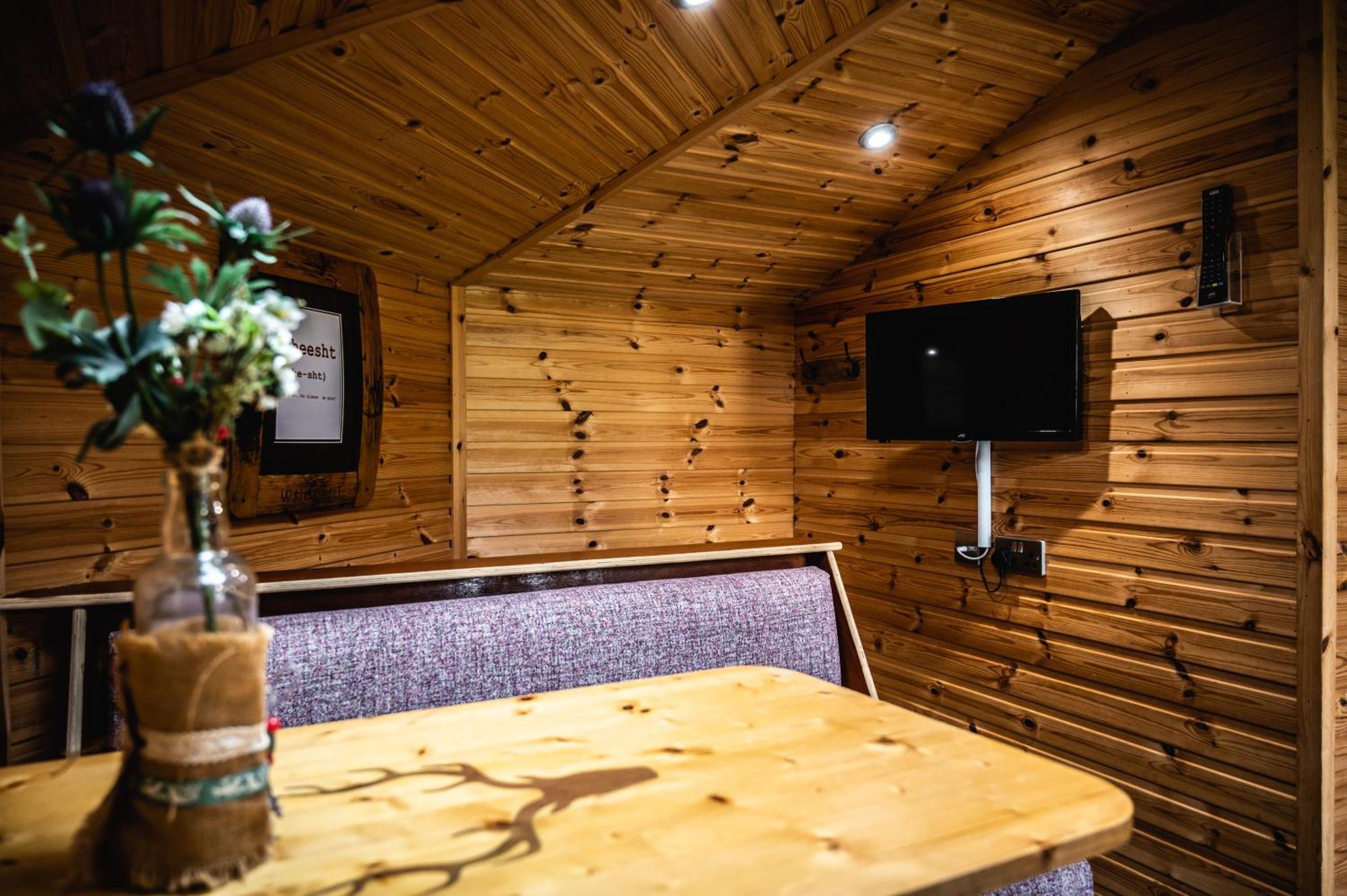 Отель Delny Glamping And Farm Animals Инвергордон Экстерьер фото