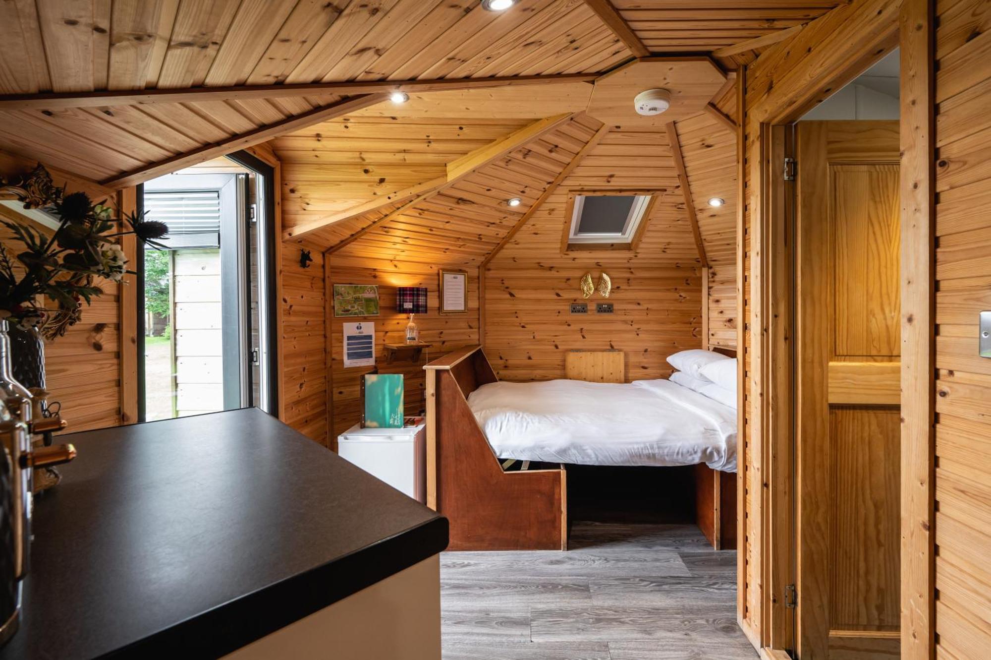 Отель Delny Glamping And Farm Animals Инвергордон Экстерьер фото
