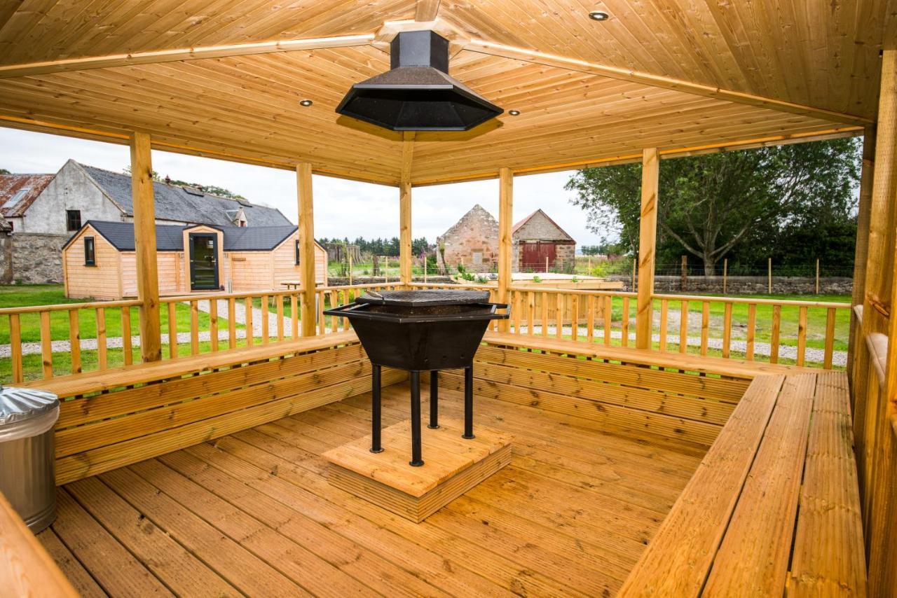 Отель Delny Glamping And Farm Animals Инвергордон Экстерьер фото